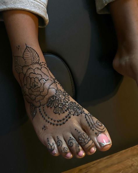 Foot henna 😍😍😍 Book me for your henna 🩷 . . . If viewing follow || @thehennatrap to view more 📸 ALWAYS ACCEPTING NEW CLIENTS 🩷 Located : Polk county 🌴 . . . #henna #hennadesign #hennaartist #hennatattoo #hennadesigns #hennainspire #hennalove #tampahennaartist #tampahenna❤️‍🔥 #fyp #explorepage Henna Designs On Foot, Body Henna Designs, Henna On Leg, Henna On Foot, Henna Foot Designs, Henna Tattoo Designs Leg, Henna Foot, Body Henna, Henna Designs Leg