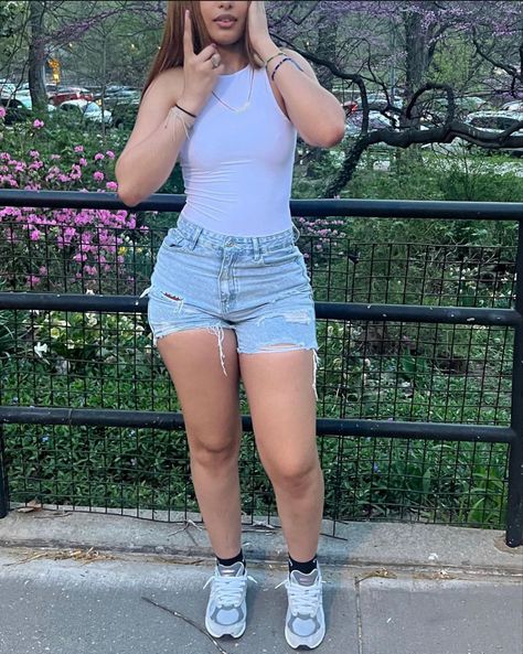 Baddie Soccer Outfits, Summer Fits Black Women Girly, Hot Weather Outfits For School Baddie, Blavk Girl Outfits Ideas, Cute Trip Outfits, Tight Jorts Outfit Idea, Plain Outfit Ideas, Skirt Outfits Summer Black Women, Outfits For Six Flags