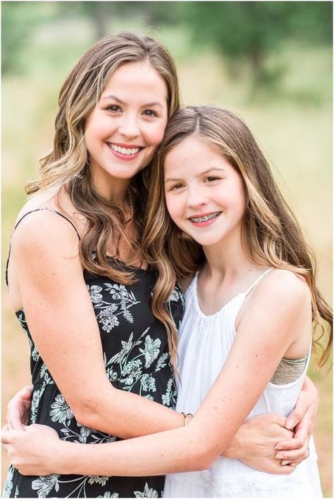 Family Pictures Two Daughters, Mother Teen Daughter Portrait, Mother Daughter Poses Photography, Older Family Photography, Mother And Daughter Hugging, Photoshoot Sisters, Mother Daughter Photography Poses, Mom Daughter Photography, Mom Daughter Photos