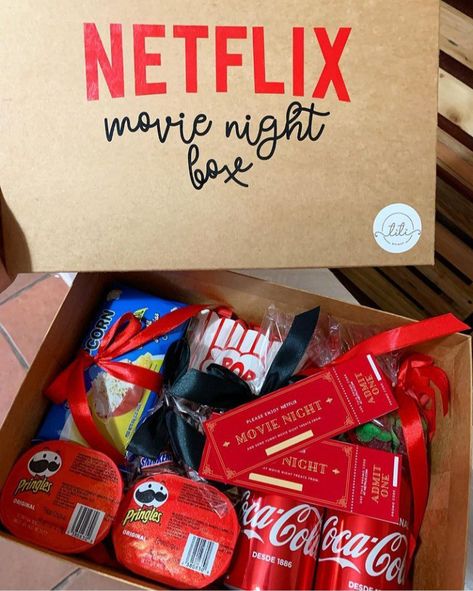 Movie Theater Gift Basket Ideas, Romantic Movie Night Ideas Couples, Movie Night Ideas Couples, Movie Night Kit, Couples At Home, Movie Night Box, Romantic Movie Night, Boyfriend Food, Cinema Gift