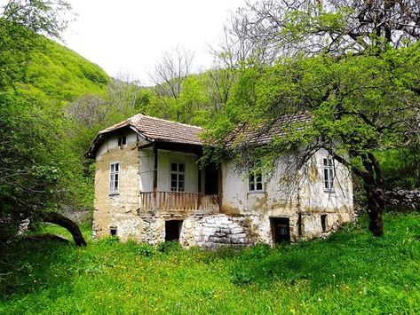 În Lindenfeld (trad. Câmpul cu tei), din Caraș-Severin, se ajunge pe un drum care trece prin Poiana Buchin. Turiștii care fac trasee Romanian House, Stone Cabin, Cute Cottages, Old Abandoned Buildings, European Cottage, Unusual Homes, Traditional Houses, Cottage Cabin, Beautiful Cottages