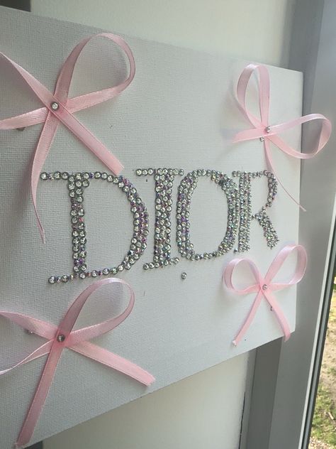 🎀Add a touch of elegance and style to your space with this stunning ribbon "Dior" art piece. Handcrafted with precision and care, this unique design combines the glamour of Dior with the beauty of ribbon art. Perfect for room decor or as a statement piece in any setting, this artwork exudes sophistication and charm. Elevate your decor with this one-of-a-kind creation that sparkles with creativity and luxury. Bring a touch of fashion into your home with this exquisite ribbon "Dior" art piece. Ow Diy Room Canvas Art, Pink Diy Wall Art, Art Inspo Canvas, Ideas For Drawing On Canvas, Cute Wall Art Ideas, Wall Ideas Bedroom Painting, Diy Room Decor Painting, Silver And Pink Bedroom, Glitter Paintings On Canvas