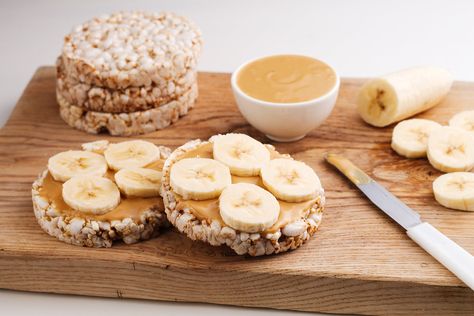 Banana & peanut butter on rice cakes 8fit Healthy Pre Workout Snacks, Pre Workout Breakfast, Healthy Pre Workout, Snacks Diy, Preworkout Snack, Pre Workout Food, Post Workout Snacks, Shiatsu Massage, Workout Snacks