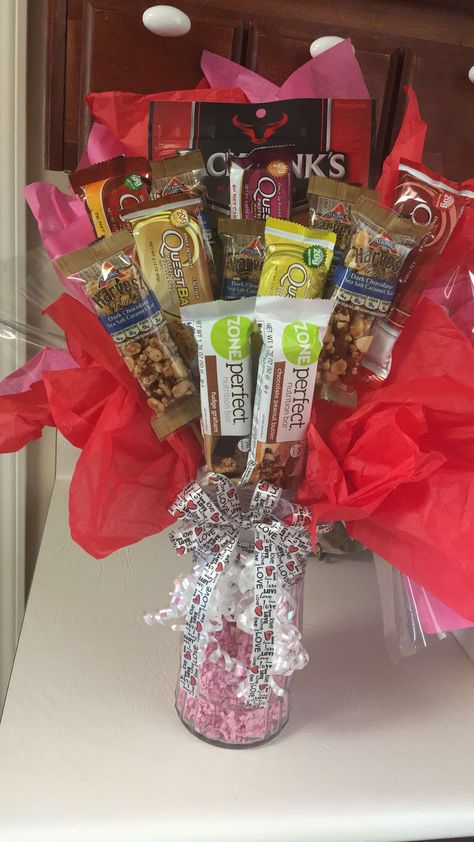 Valentine's Day protein bar bouquet Protein Bar Bouquet Diy Gifts, Protein Bar Bouquet, Protein Gift Basket Ideas, 2 Year Anniversary Gifts For Him, Bf Things, Bouquet Diy Gift, Boyfriend Ideas, Valentines Day Baskets, Shower Prizes