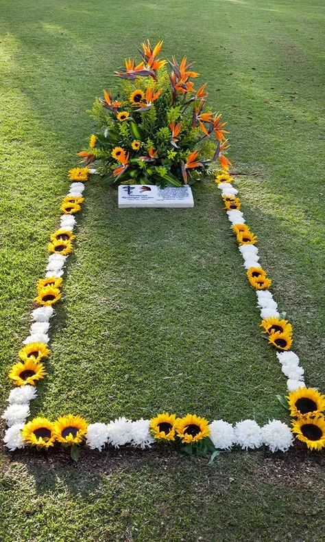 Easter Grave Decorations, Decorate Grave Site Ideas, Birthday Memorial Ideas, Cemetary Decorating Ideas, Grave Ideas Cemetery Decoration, Gravesite Decorations Diy, Grave Decorations Cemetery, Dog Grave Ideas, Diy Headstone