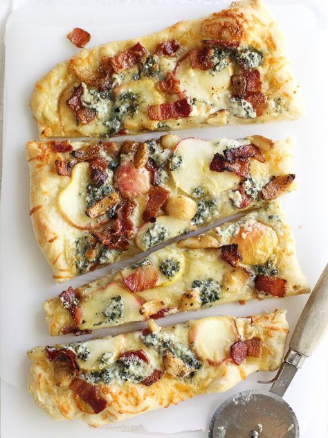 Maple Apples, Blue Cheese and Bacon Pizza - foodiecrush Savory Apple Recipes, Bacon Pizza, Pizza Fatta In Casa, Food Appetizers, Foodie Crush, Pizza Recipes Homemade, Flatbread Pizza, Idee Pasto Sano, Deep Dish