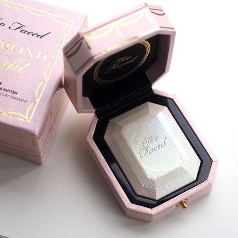 Too Faced Diamond Light Highlighter, Two Face Highlighter, Too Faced Makeup Highlighter, Aesthetic Makeup Highlighter, To Faced Highlighter, Too Face Highliter, Cute Highlighter Makeup, Too Faced Highlighter Diamond, Too Faced Makeup Aesthetic