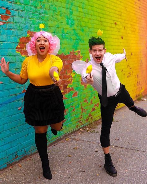 DIY Fairly Odd Parents costumes for last-minute Halloween look preparation. 💕 WANDA: yellow shirt + black pants + wings (I did a skirt & boots) 💚 COSMO: white shirt + black tie + black pants + wings 👑 DIY: made crowns out of foam and used a pipe cleaner to make it “float” I made our wands too with yellow star stress balls! Visit colormecourtney.com/halloween/ for more Halloween themed costumes. #colormehalloween #duohalloweencostumes #wandaandcosmo #fairlyoddparents #diyhalloweencostumes Fairly Odd Parents Costume Family, Wanda Fairly Odd Parents Costume, Wanda Costume Fairly Odd Parents, Fairly Odd Parents Costume Couple, Wanda And Cosmo Costume Couple, Home Costume Ideas, Cosmo And Wanda Halloween Costumes, Leavers Costumes, Cosmo And Wanda Costume Couple