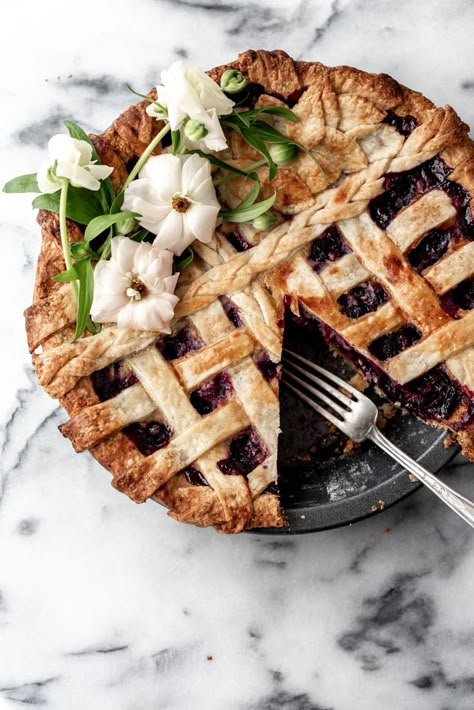 Blueberry Lavender Honey Pie recipe from cooking with cocktail rings #piday #pie Vegan Cherry Pie Recipe, Vegan Cherry Pie, Tart Cherries Recipes, Pie Photography, Vegan Christmas Desserts, Vegan Minimalist, Vegan Pies, Fruit Dips, Cherry Pie Recipe