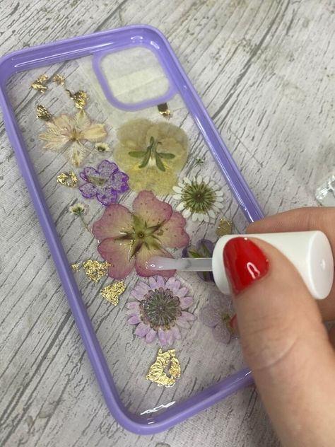 How To Diy Phone Case, Phone Case Crafts, Decorating A Clear Phone Case, Pressed Flower Phone Case Diy, Painting Clear Phone Case, Diy Clear Phone Case Ideas Paint, Embroidery Phone Case Diy, Clear Phone Case Design Diy, Decorate Clear Phone Case