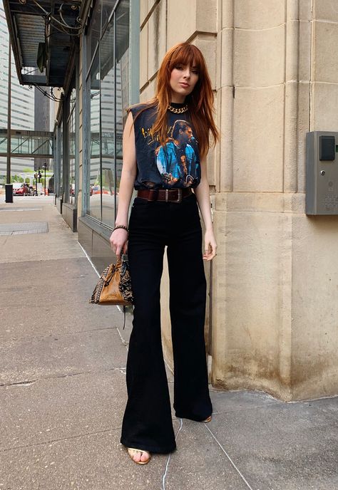 How To Style Bell Bottoms Jeans, How To Style Bell Bottoms, Flare Outfits, Camisa Rock, Bell Bottom Jeans Outfit, Jane Aldridge, Chick Outfit, Mango Pants, Flare Jeans Outfit