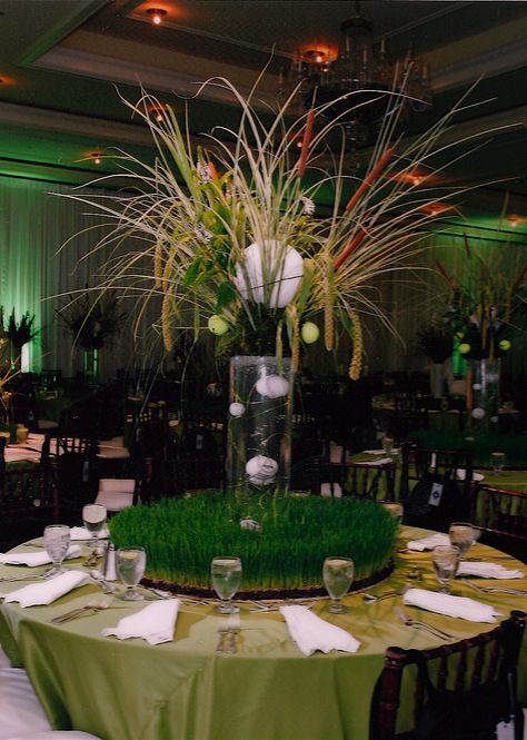 Field of dream table centerpiece. instead of baseball (which is the theme in the pic.) we could use golf theme instead! :D Field Of Dreams Party, Golf Tournament Centerpieces, Golf Theme Centerpieces, Golf Tablescape, Golf Centerpiece Ideas, Golf Table Decorations, Themed Table Decorations, Hillbilly Golf, Soccer Centerpieces