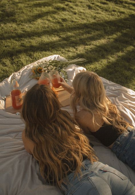 Picture Inspo. Sisters. Friends. Duo. Blonde. Brunette. Denim. Levi’s. Insta. Picnic. Blanket. Fruit. Juice. Flowers. Activity Photoshoot, Western Picnic Photoshoot, Picnic Instagram Pictures, Dock Picnic, Photoshoot Ideas Picnic, Fall Picnic Photoshoot Friends, Picnic Photoshoot Ideas Friends, Cozy Poses, Fall Picnic Aesthetic