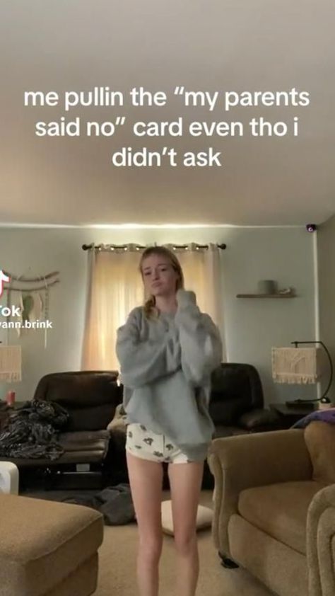 #relatable me when I don't wanna hang out😭😭 Best Friend Relatable, Tik Tok Videos Relatable, Relatable Girl Things, Funny Relatable Tiktoks, Relatable Friends, Relatable Girl, Relatable Videos, Cute Text Quotes, Relatable Tiktoks