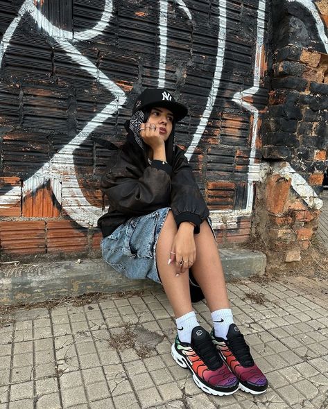 How to style: Caps 🧢 Snapback Outfit Women, Snapback Hat Outfit, Brown Vintage Jacket, Snapback Outfit, Ny Cap, Cap Outfit, Outfits Baggy, Baggy Style, Brown Vintage