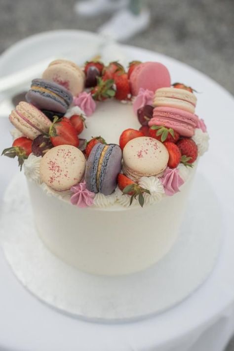 Macarons On A Cake, Cakes With Macaroons On Top, Macaron On Cake Decoration, Cake With Maccarone On Top, Cake Design With Macaron, Cake Designs With Macaroons, Heart Cake With Macarons, Cake Decor With Macarons, Cake With Macarons And Strawberries