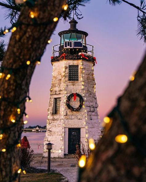 Christmas Lighthouse, New England Christmas, Lighthouse Lighting, Lighthouses Photography, Christmas House Lights, Lighthouse Photos, New England States, Lighthouse Pictures, New England Travel