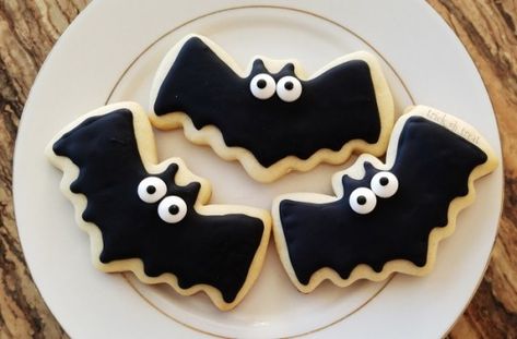 Halloween Bat Decorated Sugar Cookies, Bat Sugar Cookies Decorated, Bat Cookies Decorated, Summerween Activities, Biscotti Halloween, Halloween Decorated Cookies, Halloween Bat Cookies, Gingerbread Halloween, Halloween Bakery