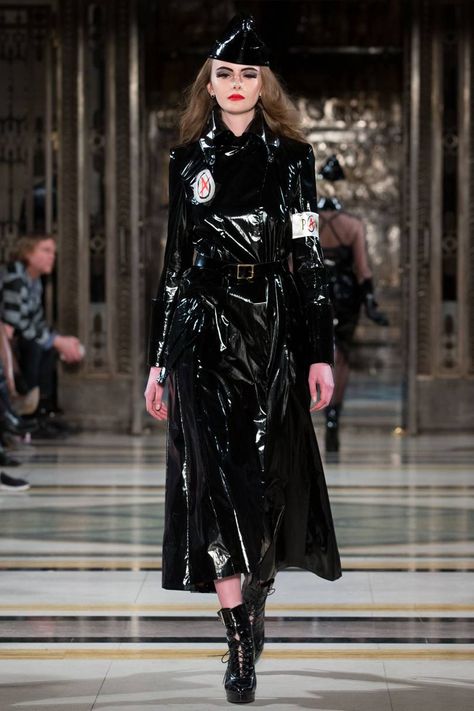 Pam Hogg, Raincoat Fashion, Vinyl Fashion, Pvc Raincoat, Pvc Coat, Shiny Clothes, Raincoats For Women, British Vogue, Fashion Shows