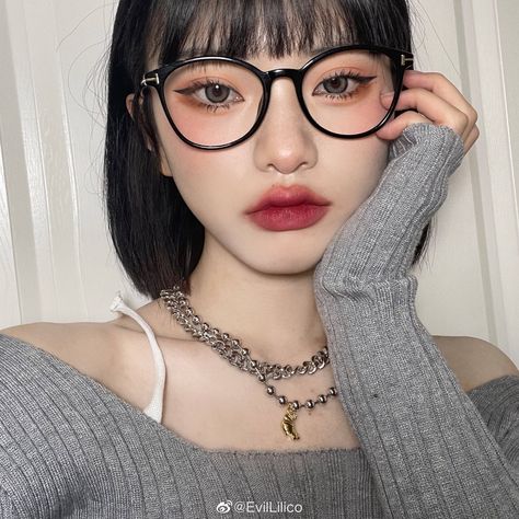 Korean Makeup Glasses, Douyin Makeup With Glasses, Douyin Glasses Makeup, Cat Eye Glasses Makeup, Glasses Makeup Looks, Makeup Looks With Glasses, Androgynous Makeup, Makeup For Glasses, Makeup With Glasses