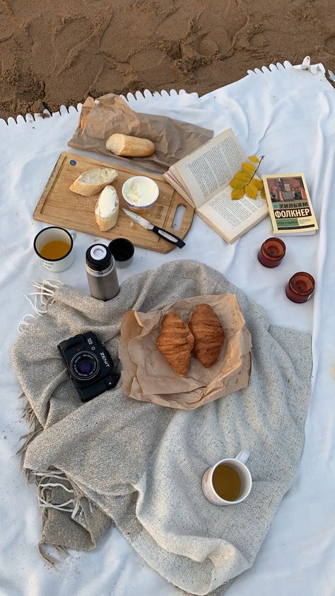 Fall Picnic Aesthetic, Coffee Picnic, Autumn Picnic, Fall Picnic, Picnic Theme, Picnic Inspiration, Picnic Date, Perfect Picnic, Picnic Food