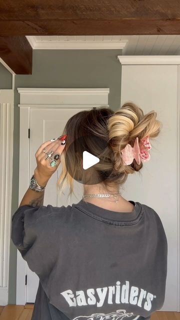 TORIE BLISS on Instagram: "POV: sleek hair is on trend but you love messy, fluffy styles 🦋🎱" Cute Messy Hairstyles, Messy Ponytail Hairstyles, Sleek Hair, Messy Ponytail, Clip Hairstyles, Sleek Hairstyles, Long Wavy Hair, Curly Hair Care, Everyday Hairstyles