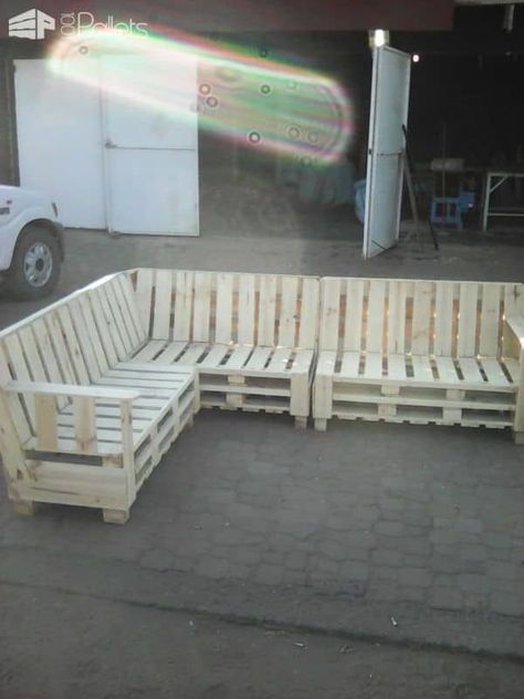 Homemade Sofa, Pallet Sectional, Diy Pallet Couch, Pallet Furniture Designs, Pallet Chair, Pallet Bench, Pallet Projects Furniture, Simple Woodworking Plans, Pallet Couch