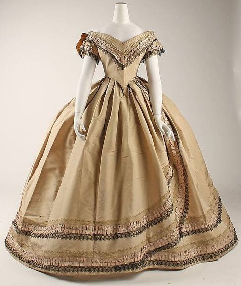 Ball gown, England, ca. 1860-1864. Metropolitan Museum of Art Rp Outfits, 1860 Fashion, Silk Evening Dress, Historical Dress, 1800s Fashion, Hoop Skirt, 19th Century Fashion, Victorian Clothing, Antique Dress