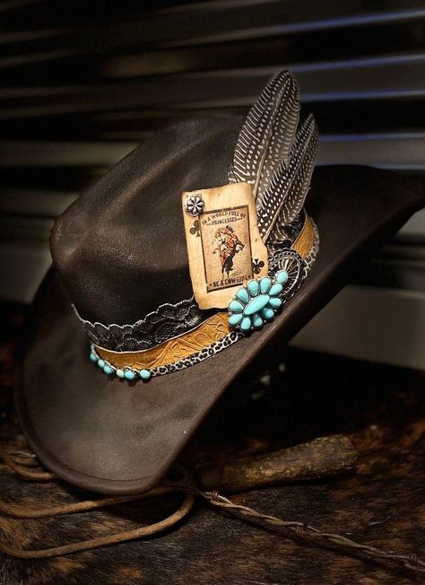 Cowboy Hat Design, Custom Cowboy Hats, Classy Cowgirl, Looks Country, Hat Base, Distressed Hat, Estilo Country, Cowgirl Hat, Rhinestone Chain