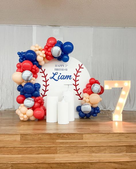 Baseball theme birthday party 🥳 Kids parties have so many fun themes to choose from! Whether the theme is sports, cartoons, a current trend, or anything in between we can customize your backdrop. To start you order fill out our inquiry form on our website or send us an email at info@luxanballoons.com 3rd Birthday Party Baseball, Baseball Party Backdrop Ideas, Kids Baseball Birthday Party, Baseball Birthday Backdrop, First Birthday Boy Themes Ideas, Baseball Party Backdrop, Dodger Party, Dodgers Birthday Party, Baseball Backdrop