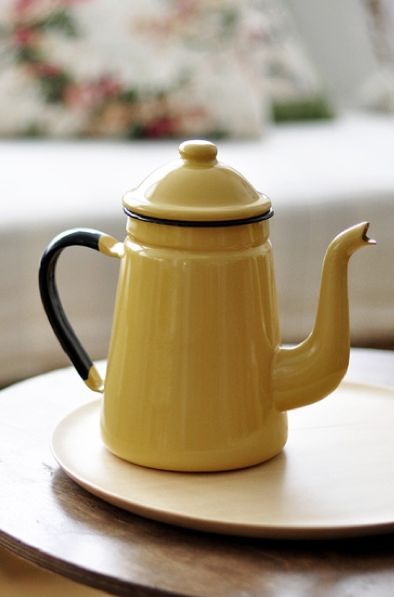 little yellow teapot Yellow Teapot, Yellow Cottage, Spa Ideas, Coffee Pots, Teapots And Cups, Yellow Accents, Chocolate Pots, Tea Kettle, Cool Stuff