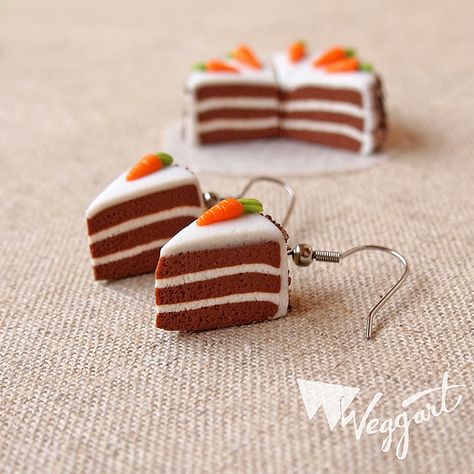 Polymer Clay Food Earrings, Carrot Earrings, Cercei Din Lut Polimeric, Cake Earrings, Whole Cake, Homemade Earrings, Clay Diy Projects, Polymer Earrings, Polymer Crafts