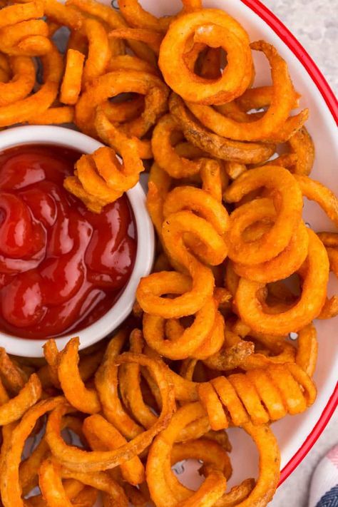 Skip the drive through and make Arby’s frozen curly fries in the air fryer! You’ll get all the fast food deliciousness you crave in less than 15 minutes right in your own kitchen. Fries In The Air Fryer, Bacon Cheese Fries, Homemade Buffalo Sauce, Waffle Fries, Curly Fries, Measuring Ingredients, Fries Recipe, Food Therapy, Family Cooking