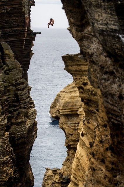 Blake Aldridge dives 29 meters from rock monolith during the Red Bull Cliff Diving World Series in Portugal Photo Compilation, Cliff Diving, Living On The Edge, Thrill Seeker, The Cliff, Kamikaze, Kitesurfing, Parkour, Extreme Sports