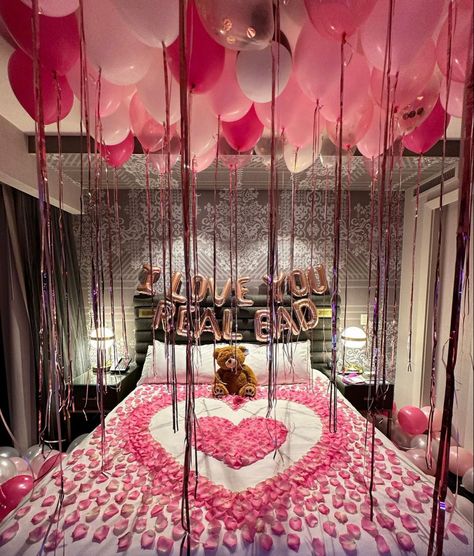 Decorate Hotel Room For Valentines Day, Hotel Rooms Decorated For Birthday, Balloons Bedroom Surprise, Valentines Hotel Decor, Valentine’s Day Hotel, Hotel Room Design For Anniversary, Girlfriend Room Surprise, Cute Hotel Ideas For Girlfriend, Quieres Ser Mi Novia Room Decor