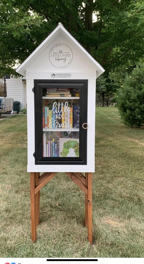 Yard Library House Diy, Book Lending Library, Mini Free Library, Outside Book Library, Take A Book Leave A Book Diy, How To Build A Little Free Library, Book Exchange Box Diy, Diy Free Library Box Ideas, Community Library Boxes