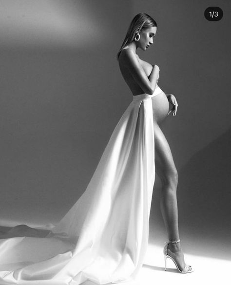 Kim Kardashian Pregnant Photoshoot, Original Maternity Photoshoot, Prenatal Photoshoot Ideas, Vogue Maternity Shoot, High Fashion Maternity Shoot, Prenatal Photoshoot, Nude Pregnancy Shoot, Vintage Maternity Shoot, Editorial Maternity Shoot