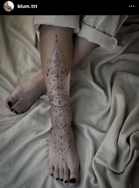 Blumttt Tattoo, Fineline Knee Tattoo, Ornamental Tattoo Leg Woman, Ornamental Shin Tattoos For Women, Fine Line Shin Tattoo, Women’s Shin Tattoo, Ornamental Tattoo Design Leg, Shin Tattoo Women, Ornamental Tattoo Women