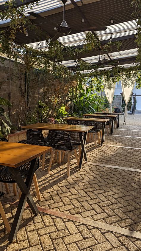 Restaurant Outdoor Seating Ideas Garden, Outdoor Restaurant Patio Ideas, Low Cost Restaurant Design, Restaurant Garden Design Outdoor, Deli Cafe Ideas Interior Design, Ideas Para Restaurantes Al Aire Libre, Coffee Shop Outdoor Design, Restaurant House Design, Patio Restaurant Ideas