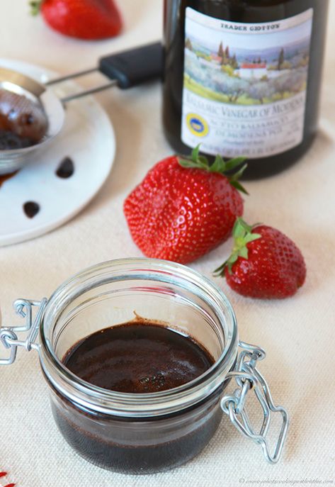 Strawberry Reduction, Diy Sauces, Balsamic Reduction Recipe, Creamy Dipping Sauce, Salad Pizza, Strawberry Balsamic, Balsamic Recipe, Balsamic Reduction, Strawberry Sauce