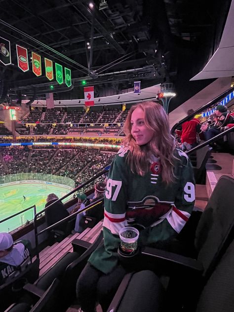 Hockey Asthetic Picture, Hockey Game Pictures Ideas, Hockey Game Instagram Pictures, Hockey Game Outfits For Women Jersey, Ice Hockey Game Outfit, Hockey Game Pictures, Nhl Game Outfit Woman, Hockey Boyfriend Aesthetic, Nhl Outfit