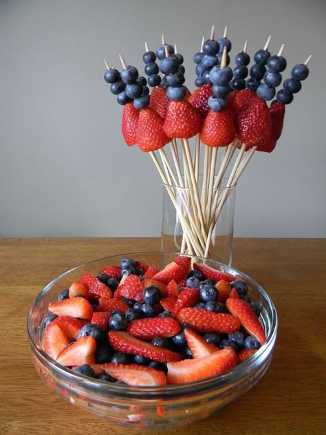 Gökkuşaği Pasta, Fresh Fruit Recipes, Decorações Com Comidas, Fruit Skewers, Fruit Kabobs, Fruit Dip, July Ideas, 4th Of July Party, July Party