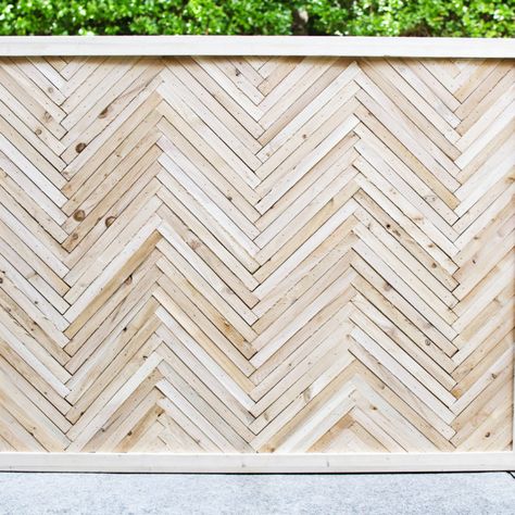 Diy Herringbone Headboard, Herringbone Headboard, Diy Tableau, Diy Headboard Wooden, Headboard Art, Farmhouse Headboard, Simple Headboard, How To Make Headboard, Woodworking Tutorials