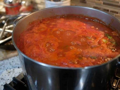 Italian Gravy Recipe: How to Make the Best Sunday Sauce - Mortadella Head Italian Gravy Authentic, Sunday Gravy Recipe Italian, Sunday Sauce Italian, Italian Gravy Recipe, Italian Sunday Sauce, Italian Sunday Gravy, Italian Sauce Recipes, Italian Gravy, Italian Entrees