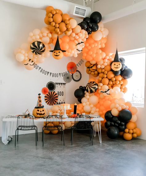 Pumpkin Theme Halloween Party, Trick Or Three Birthday, Orange Balloon Garland, Sage Birthday, Ginger Cakes, Halloween Party Decor Ideas, Halloween Balloons Decorations, Halloween Themed Party, Halloween Themed Birthday Party