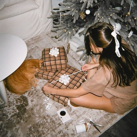 Emma Rose on Instagram: "making memories this holiday with @canoncanada ivy cliq+ 🤍📸 this mini camera is the perfect size to fit in your pocket and bring anywhere you want! it also features a 2" selfie mirror with an 8 LED ring light for the perfect selfie with pips 🐈 #canoncanada #TheGiftOfCanon #ad" Mini Toile, Christmas Dreaming, Wrapping Presents, Christmas Shoot, Emma Rose, Perfect Selfie, Winter Photos, Christmas Feeling, Snow Angels