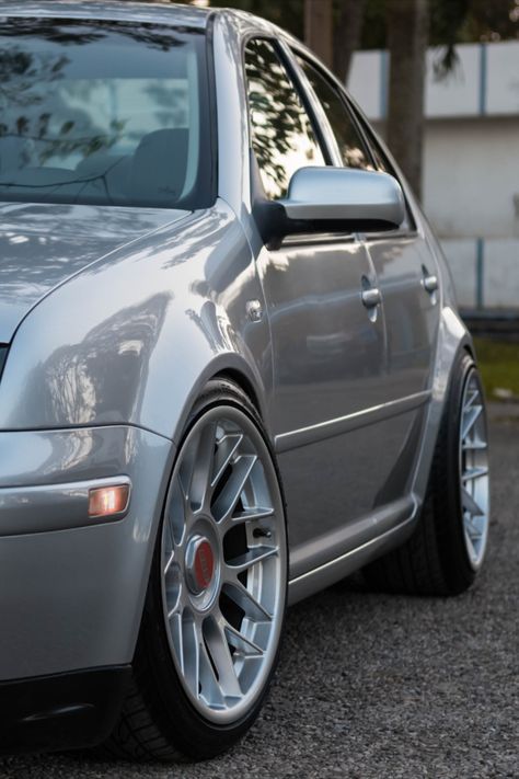 Fans del estilo VAG ¡manifiéstense! Hoy, en Tuning Car recordamos este A4 con estilo muy elegante. #vagfans #volkswagen #vwjetta #mundovolkswagen #modifiedcars #modifiedscene Jetta A4 Tuning, Jetta A4, Estilo Clean, Golf Mk4, Volkswagen Jetta, Volkswagen, Golf, Quick Saves