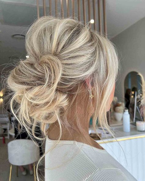 25 Easy & Cute Updos for Medium Hair Easy Cute Updos, Cute Updos, Bridesmaid Hair Inspo, Bridemaids Hairstyles, Wedding Hair Up, Guest Hair, Bridesmaid Hair Makeup, Easy Hair Updos, Up Dos For Medium Hair