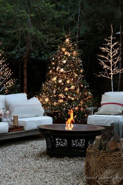 Christmas Aesthetic Outdoors, Christmas In Nature, Magical Forest Christmas, Christmas Lights In Garden Ideas, Courtyard Christmas Decorations, Outdoor Christmas Decorations Backyard, Christmas Outdoor Party Ideas, Christmas In The Garden, Muted Christmas Decor