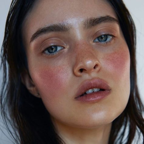 Get A Natural Flush With The Boyfriend Blush Trend Editorial Make-up, Blush Trend, 얼굴 드로잉, Smink Inspiration, Beauty Make-up, Glowing Makeup, Glowy Makeup, Editorial Makeup, Natural Makeup Looks